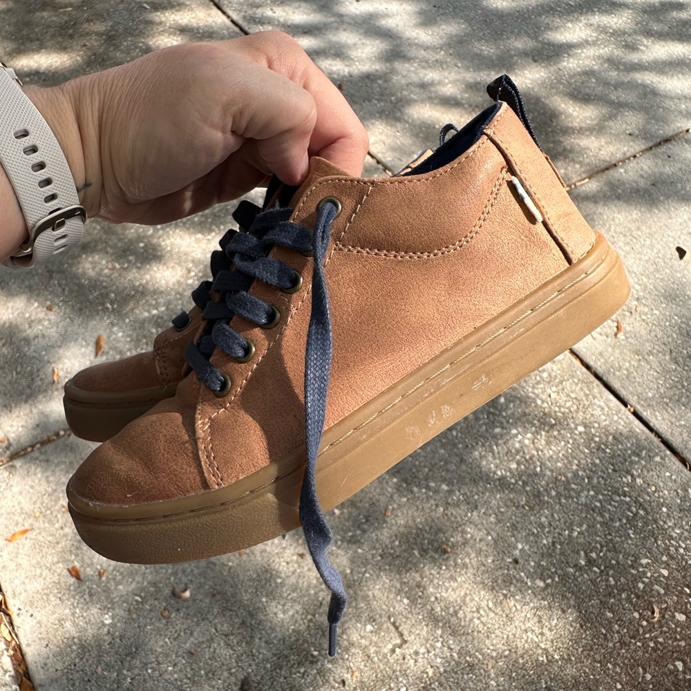 Boys leather mid rise Tom’s. Size 12